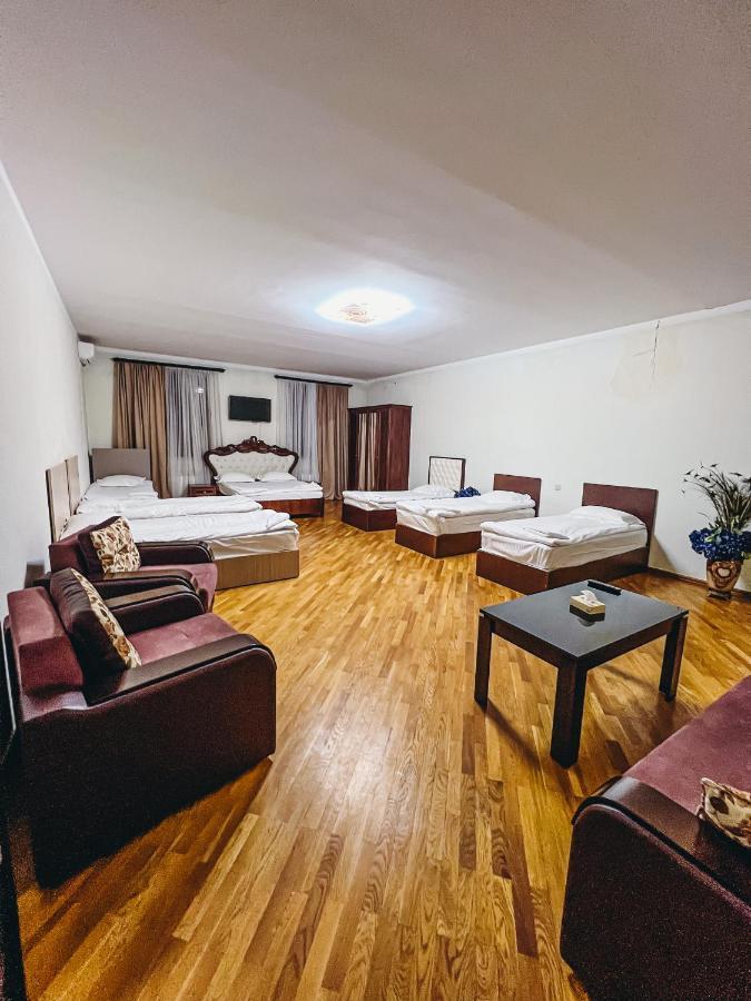 Castle Family Hotel Yerevan Ngoại thất bức ảnh