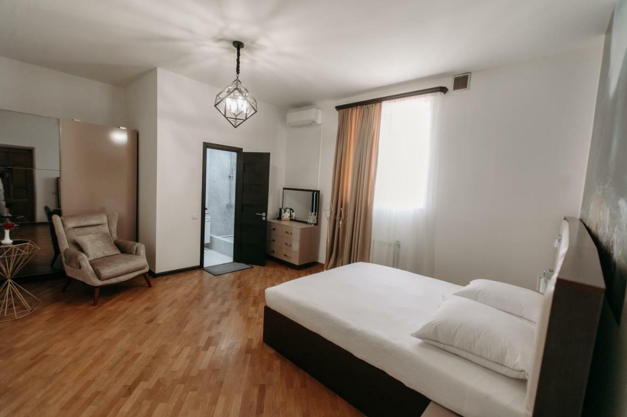Castle Family Hotel Yerevan Ngoại thất bức ảnh