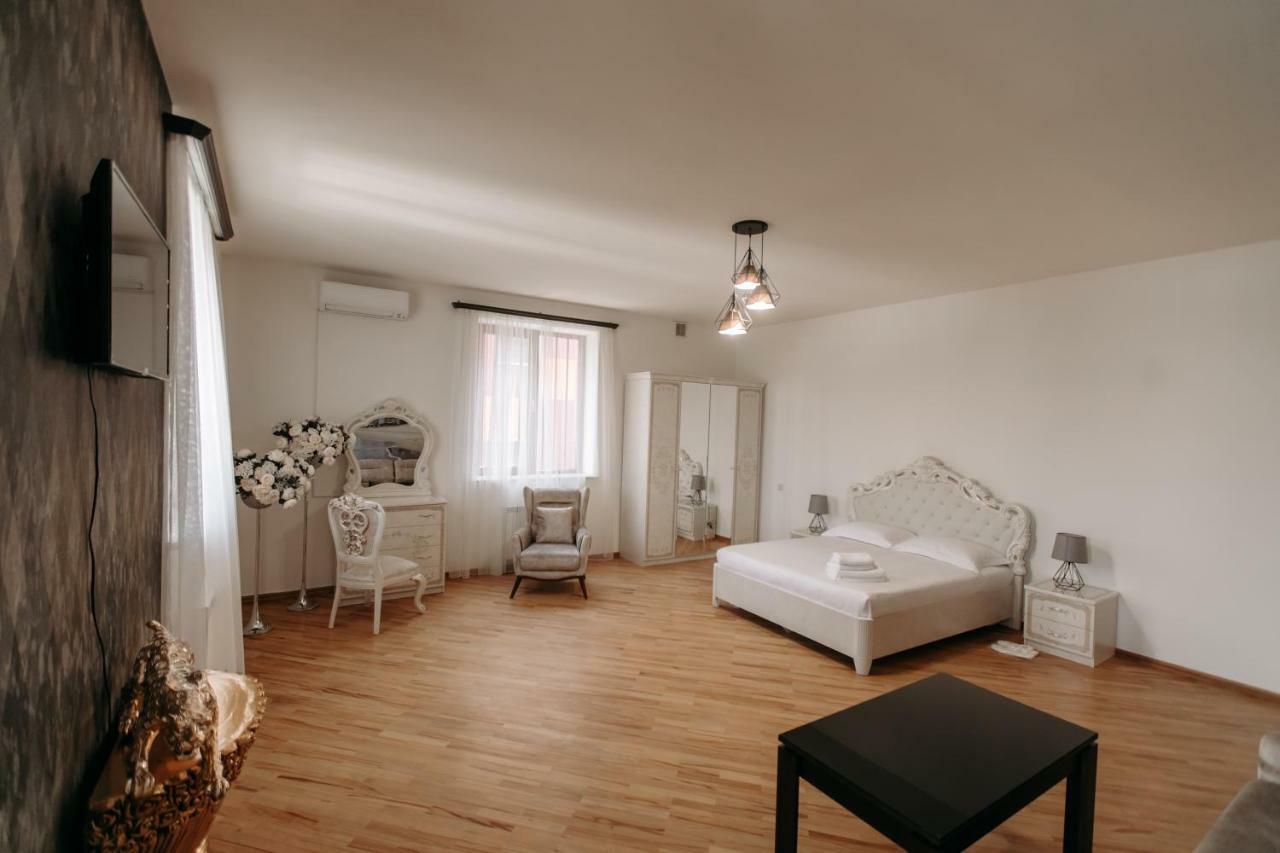 Castle Family Hotel Yerevan Ngoại thất bức ảnh