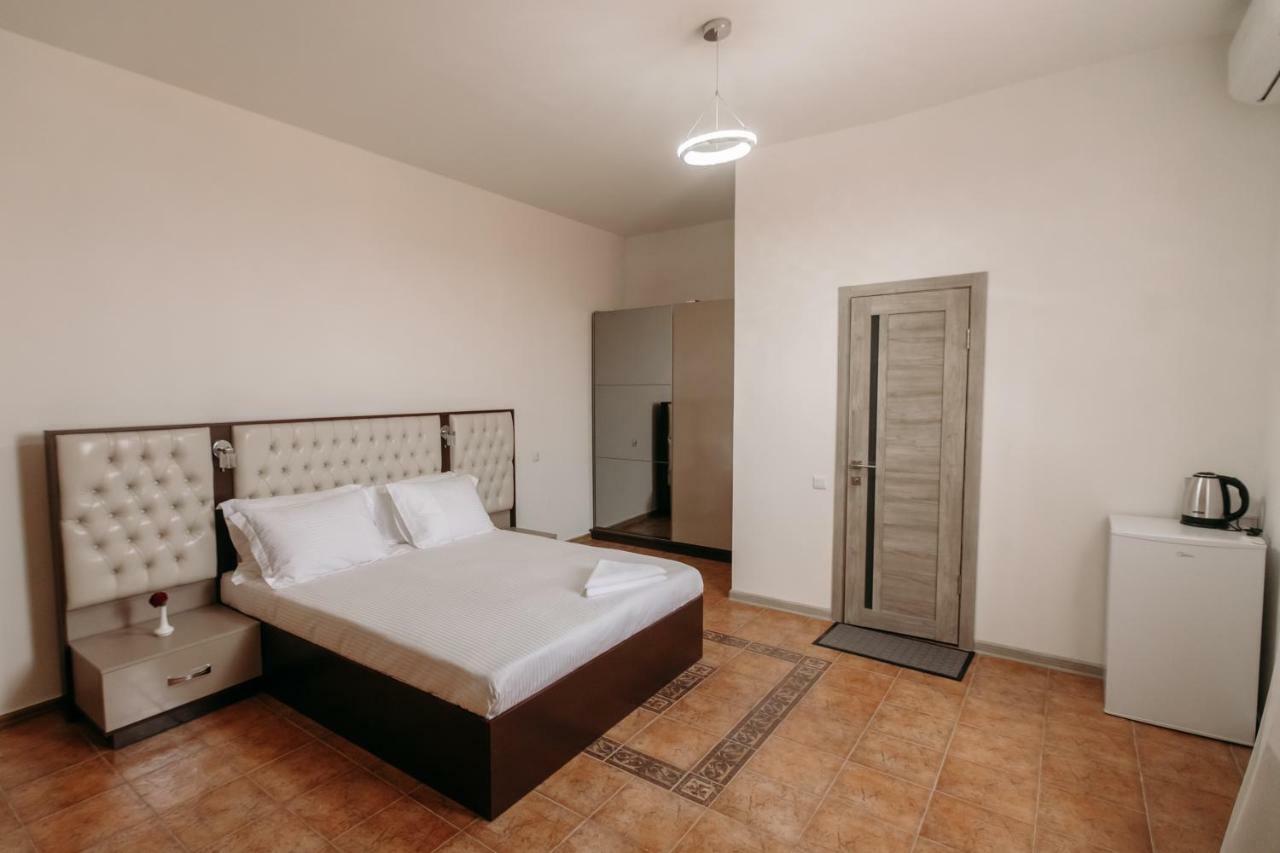 Castle Family Hotel Yerevan Ngoại thất bức ảnh