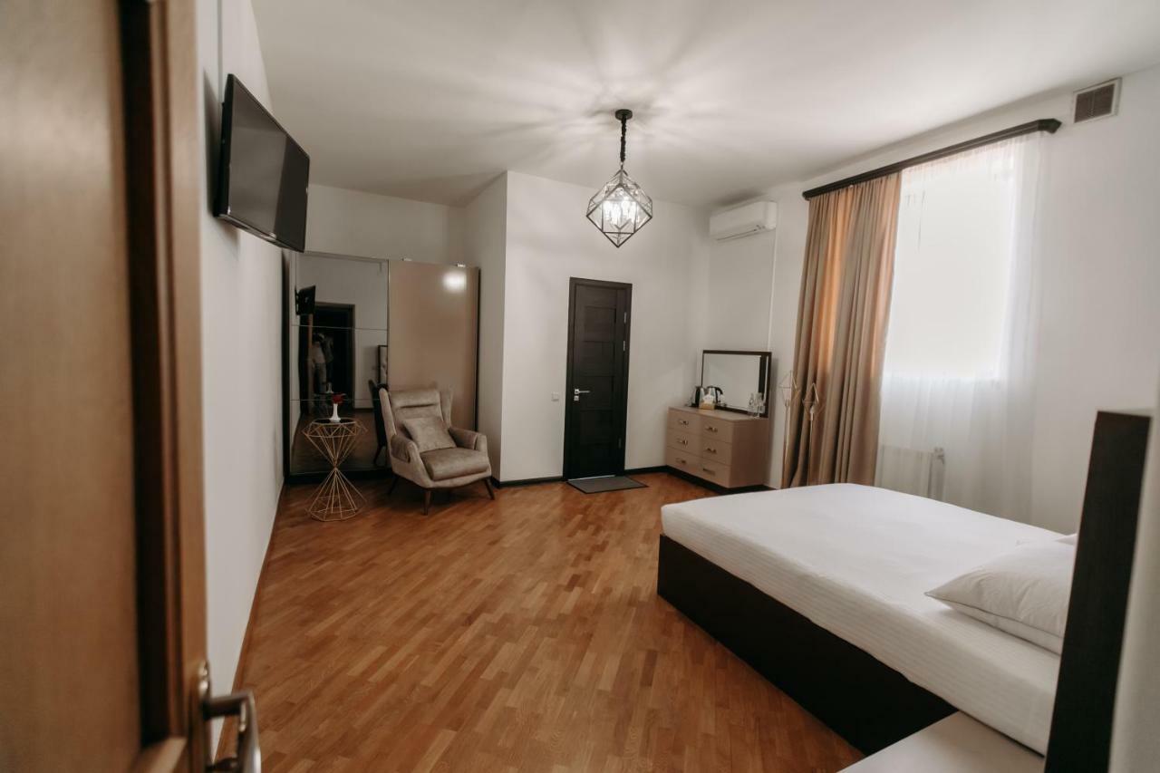 Castle Family Hotel Yerevan Ngoại thất bức ảnh