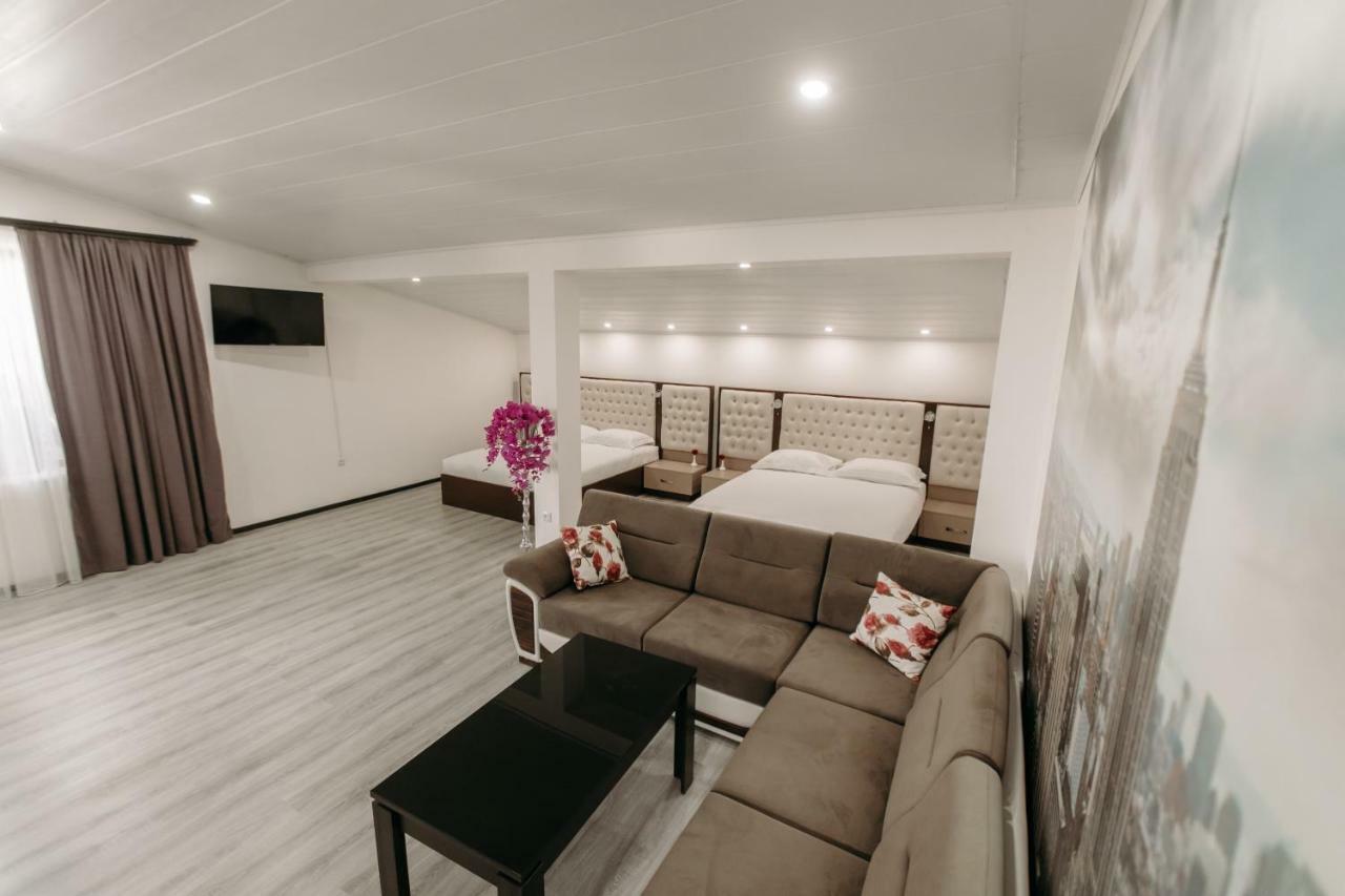Castle Family Hotel Yerevan Ngoại thất bức ảnh