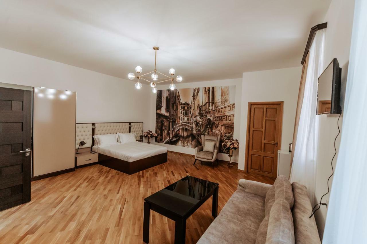 Castle Family Hotel Yerevan Ngoại thất bức ảnh