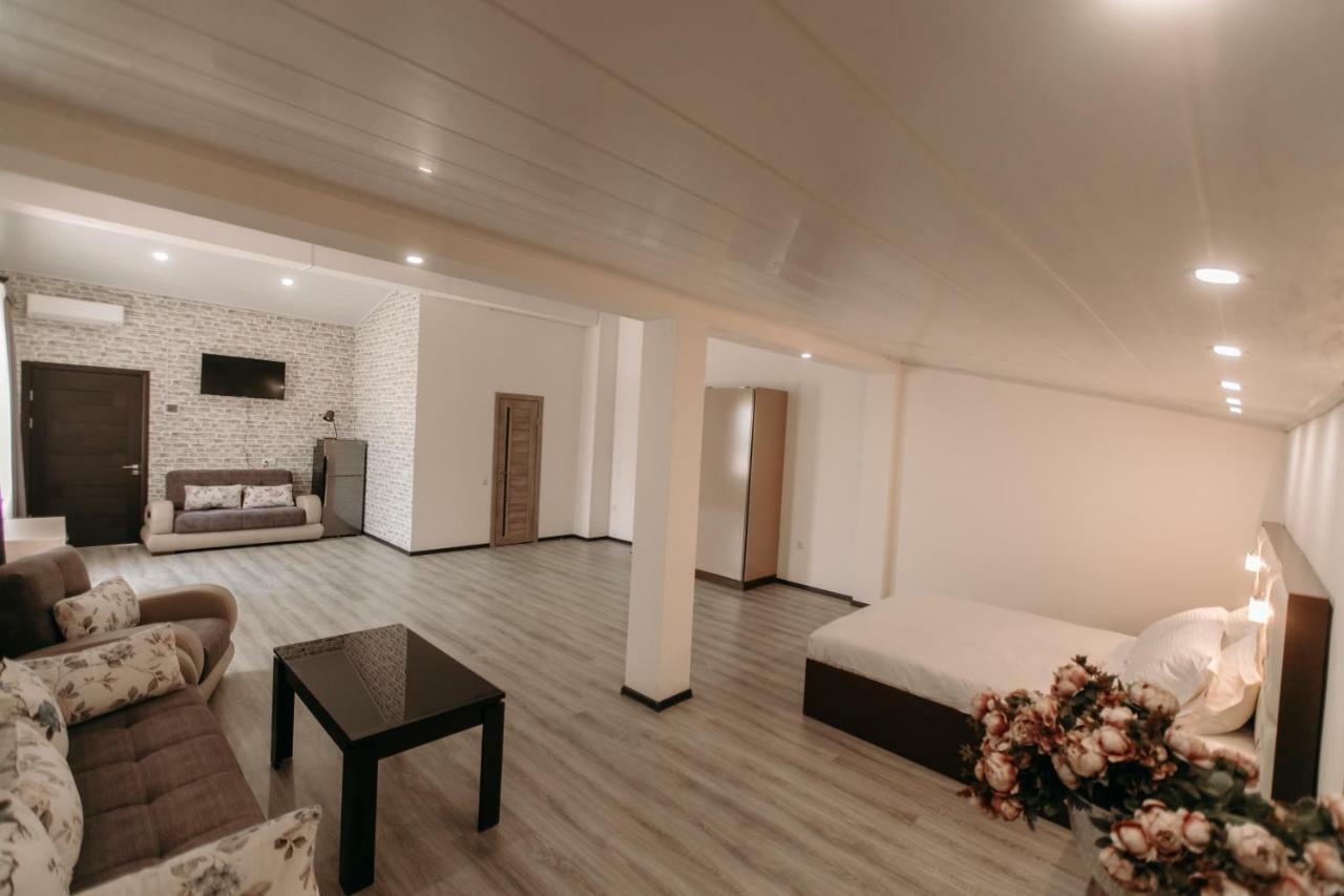 Castle Family Hotel Yerevan Ngoại thất bức ảnh