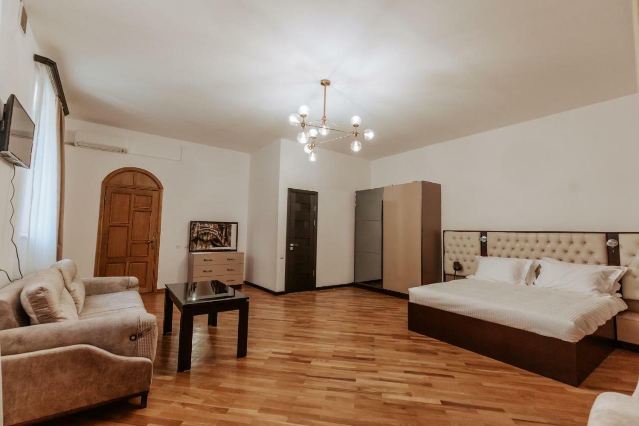 Castle Family Hotel Yerevan Ngoại thất bức ảnh