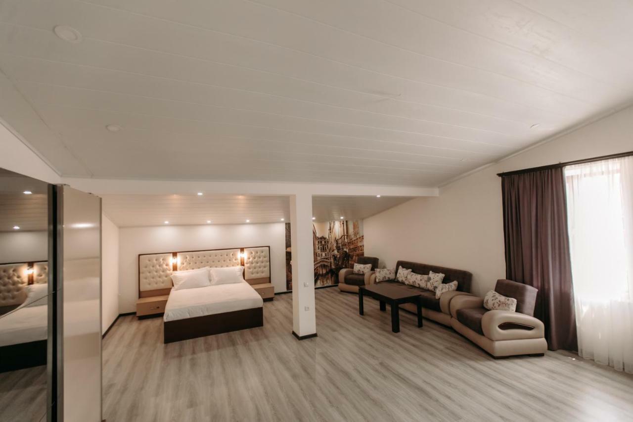 Castle Family Hotel Yerevan Ngoại thất bức ảnh