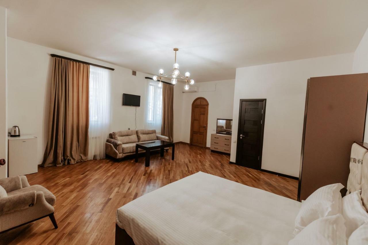Castle Family Hotel Yerevan Ngoại thất bức ảnh